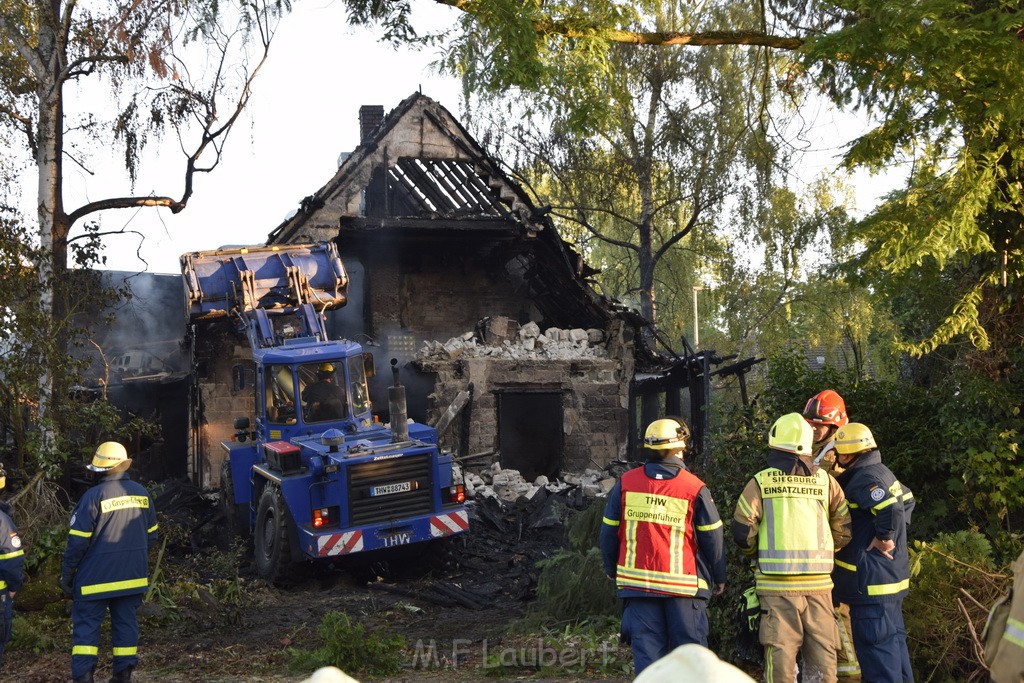 Grossfeuer Einfamilienhaus Siegburg Muehlengrabenstr P0970.JPG - Miklos Laubert